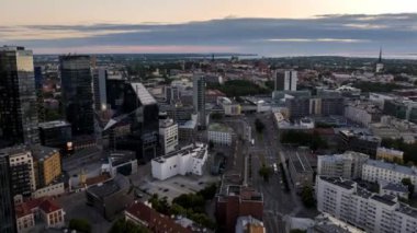 Güzel Tallinn iş merkezinin hava akşam manzarası. Tallinn 'in iş bölgesi.