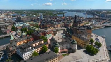 İsveç 'teki belediye binasının yakınındaki Stockholm' ün eski şehri Gamla Stan 'in hava manzarası. Stockholm 'de güzel bir yaz zamanı. Eski kasaba manzarası.