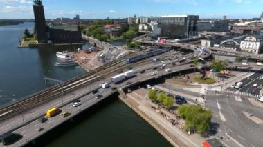 İsveç 'teki belediye binasının yakınındaki Stockholm' ün eski şehri Gamla Stan 'in hava manzarası. Stockholm 'de güzel bir yaz zamanı. Eski kasaba manzarası.