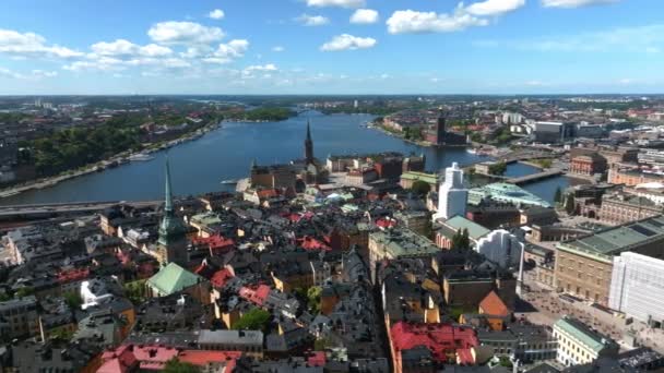 斯德哥尔摩老城的空中景观 瑞典市政厅顶部附近的甘姆拉 Gamla Stan 在斯德哥尔摩度过了一个美丽的夏天旧城景观 — 图库视频影像