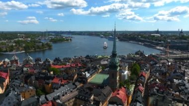 İsveç 'teki belediye binasının yakınındaki Stockholm' ün eski şehri Gamla Stan 'in hava manzarası. Stockholm 'de güzel bir yaz zamanı. Eski kasaba manzarası.