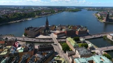 İsveç 'teki belediye binasının yakınındaki Stockholm' ün eski şehri Gamla Stan 'in hava manzarası. Stockholm 'de güzel bir yaz zamanı. Eski kasaba manzarası.