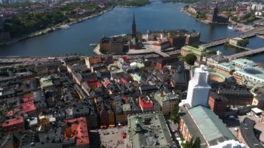 İsveç 'teki belediye binasının yakınındaki Stockholm' ün eski şehri Gamla Stan 'in hava manzarası. Stockholm 'de güzel bir yaz zamanı. Eski kasaba manzarası.