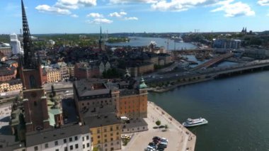 İsveç 'teki belediye binasının yakınındaki Stockholm' ün eski şehri Gamla Stan 'in hava manzarası. Stockholm 'de güzel bir yaz zamanı. Eski kasaba manzarası.