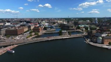 İsveç 'teki belediye binasının yakınındaki Stockholm' ün eski şehri Gamla Stan 'in hava manzarası. Stockholm 'de güzel bir yaz zamanı. Eski kasaba manzarası.