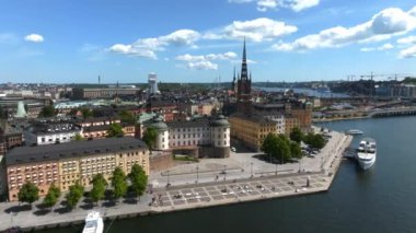 İsveç 'teki belediye binasının yakınındaki Stockholm' ün eski şehri Gamla Stan 'in hava manzarası. Stockholm 'de güzel bir yaz zamanı. Eski kasaba manzarası.