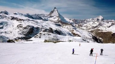 Zermatt 'taki Matterhorn Dağı' ndan geçen tren. Demiryolu aracı Gornergrat istasyonuna doğru koşuyor. Kış boyunca Alpler 'deki mavi gökyüzü karla kaplıydı..