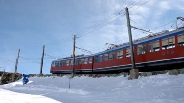Zermatt 'taki Matterhorn Dağı' ndan geçen tren. Demiryolu aracı Gornergrat istasyonuna doğru koşuyor. Kış boyunca Alpler 'deki mavi gökyüzü karla kaplıydı..