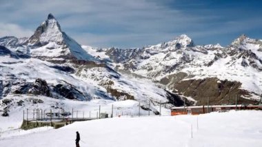 Zermatt 'taki Matterhorn Dağı' ndan geçen tren. Demiryolu aracı Gornergrat istasyonuna doğru koşuyor. Kış boyunca Alpler 'deki mavi gökyüzü karla kaplıydı..