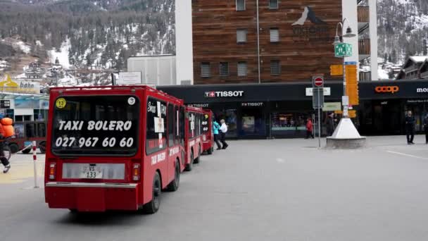 Táxis Elétricos Vermelhos Estrada Zermatt Várias Lojas Rua Comercial Durante — Vídeo de Stock