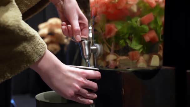 Наливаючи Природну Воду Склянку Повільному Русі Біля Квітки Франгіпані Вежі — стокове відео