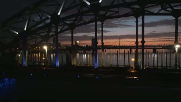 Güterzug Fährt Während Des Epischen Sonnenuntergangs Riga Lettland Über Die — Stockvideo