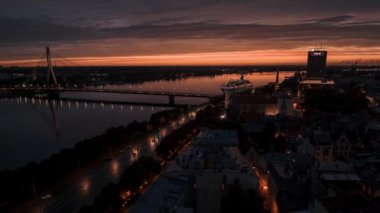 Gün batımında Riga 'nın güzel bir kasabası. Letonya 'nın başkenti. Riga üzerinde gece uçuşları. 