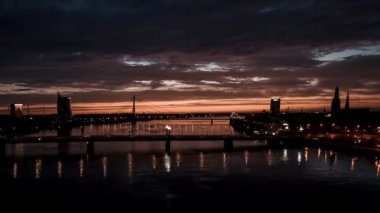 Gün batımında Riga 'nın güzel bir kasabası. Letonya 'nın başkenti. Riga üzerinde gece uçuşları. 