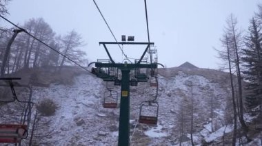 Sisli bulutlu bir günde kayak merkezinde boş bir teleferik. Alp dağlarında kış mevsimi. 