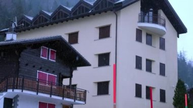 Bulutlu havada kış kayak merkezi. İtalyan Alplerinde güzel bir kayak merkezi..