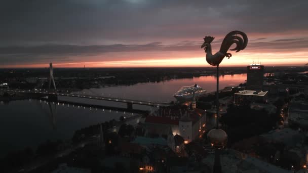Galo Dourado Estátua Galo Sobre Riga Cidade Velha Letônia Vista — Vídeo de Stock