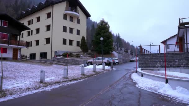 Ciudad Estación Esquí Invierno Durante Tiempo Nublado Hermosa Estación Esquí — Vídeo de stock
