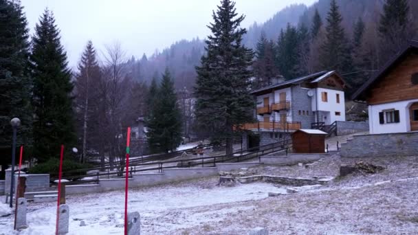 Vinter Skisportsby Overskyet Vejr Smukke Skisportssted Italienske Alper – Stock-video