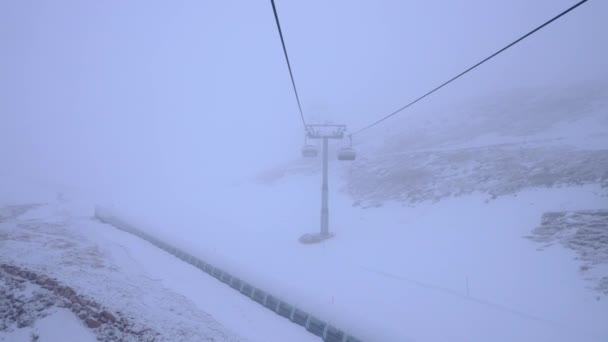 Άδεια Καρέκλα Ανελκυστήρα Ένα Χιονοδρομικό Κέντρο Μια Ομιχλώδη Συννεφιασμένη Ημέρα — Αρχείο Βίντεο