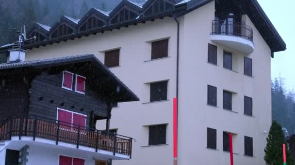 多云天气下 冬季滑雪胜地城镇 意大利阿尔卑斯山美丽的滑雪胜地 — 图库视频影像