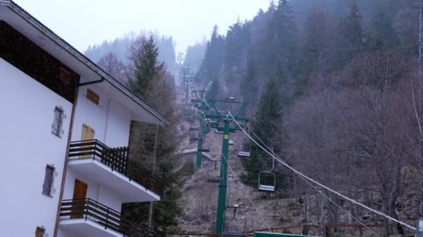 在多雾的天气里 滑雪场里空荡荡的椅子 高山上的冬季 — 图库视频影像