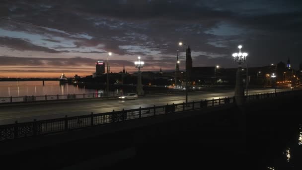 Puesta Sol Sobre Riga Cerca Del Puente Por Noche Volando — Vídeo de stock