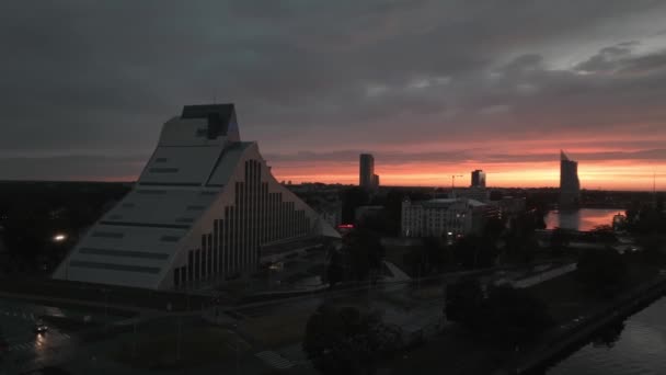 Vista Aérea Biblioteca Nacional Letónia Riga Durante Pôr Sol Épico — Vídeo de Stock