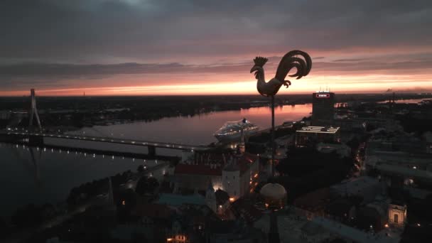 公鸡雕像 在拉脱维亚的里加老城上空 从空中俯瞰美丽的建筑 日落时的里加老城里加的夏夜 — 图库视频影像