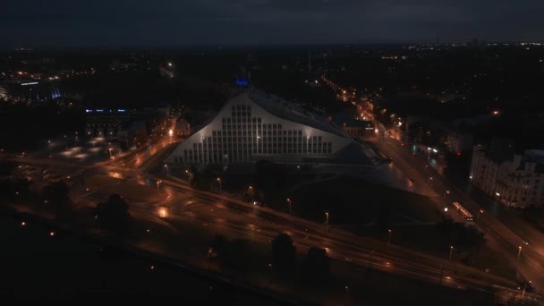 Luftaufnahme Der Lettischen Nationalbibliothek Riga Bei Epischem Sonnenuntergang Nachtansicht Über — Stockvideo