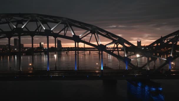 Puente Tren Sobre Río Daugava Riga Letonia Durante Puesta Del — Vídeo de stock