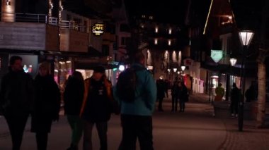 St. Anton kış kayak merkezinde gece hayatı. İnsanlar şehirde parti yapıyor, geziyor..