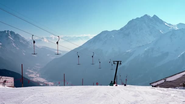 Lyžařský Vlek Pohybující Nad Zasněženou Krajinou Rakouských Alpách Sedačková Lanovka — Stock video
