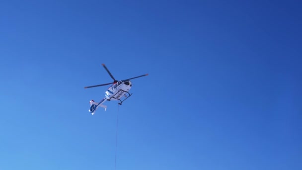 Helicóptero Resgate Pousando Nas Encostas Ajudando Esquiador Parque Esqui Uma — Vídeo de Stock