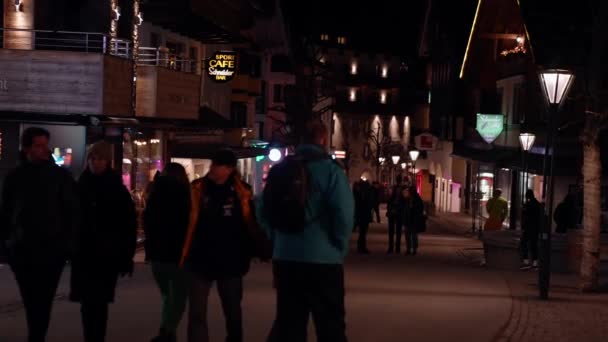 Noční Život Zimním Lyžařském Středisku Anton Lidé Paří Procházejí Městě — Stock video