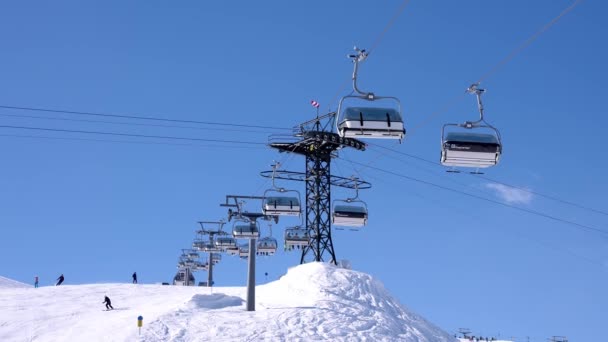 리프트는 오스트리아 알프스의 눈덮인 하늘을 알프스의 스키장에서 겨울을 즐기는 관광객들 — 비디오