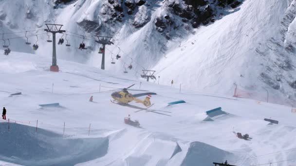 Kurtarma Helikopteri Yamaçlara Iniyor Kayakçıya Kayak Parkında Yardım Ediyor Alplerdeki — Stok video
