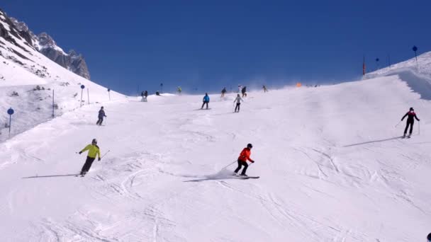 Skiër Skiën Besneeuwd Landschap Pistes Toeristen Genieten Van Avontuurlijke Sport — Stockvideo