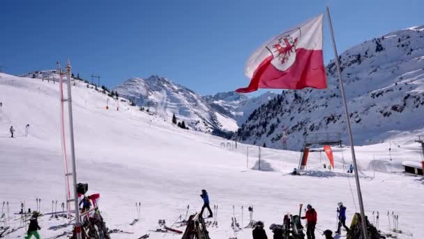 在圣安东滑雪胜地的滑雪餐厅附近 圣安东 阿尔伯格的旗帜在风中飘扬 — 图库视频影像
