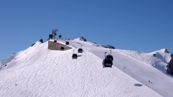 在奥地利阿尔卑斯山雪地上滑行的滑雪电梯 在晴朗的蓝天下担任主席 在阿尔卑斯山滑雪胜地过冬的游客 — 图库视频影像