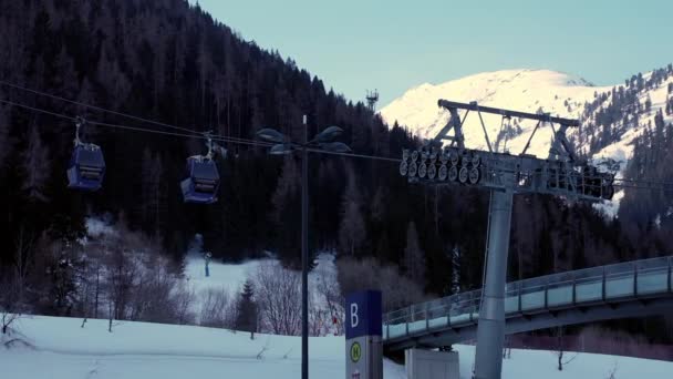 Wyciąg Narciarski Poruszający Się Nad Śnieżnym Krajobrazem Alpach Austriackich Wyciąg — Wideo stockowe