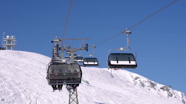 Skilift Besneeuwd Landschap Oostenrijkse Alpen Stoeltjeslift Tegen Heldere Blauwe Lucht — Stockvideo