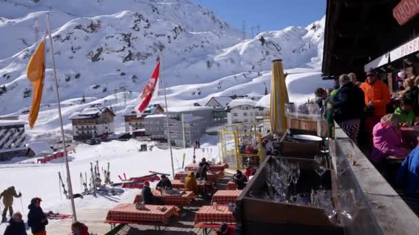 Personas Sentadas Café Aire Libre Chalet Estación Esquí Durante Las — Vídeos de Stock