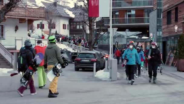 Vida Una Ciudad Estación Esquí Anton Austria Gente Las Pistas — Vídeo de stock