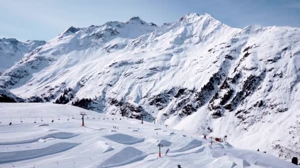 Ελικόπτερο Διάσωσης Προσγειώνεται Στις Πλαγιές Βοηθώντας Σκιέρ Ένα Πάρκο Σκι — Αρχείο Βίντεο