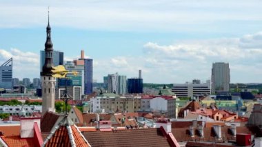 Tallinn 'in eski kasabasının güzel hava manzarası. Kuzey Avrupa 'nın ortaçağ şehri. Estonya 'nın başkenti. Güzel Tallinn bir yaz gününde.
