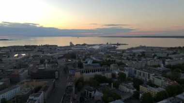 Limanın yakınındaki Tallinn şehrinde büyük yolcu gemileriyle havai fişekler, Estonya.