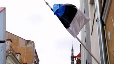 Estonya 'nın Tallinn kentindeki güzel bir ortaçağ kasaba meydanında yaz mevsimi boyunca güneşli günün hava manzarası