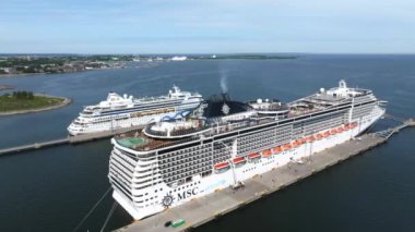 MSC 'nin büyük yolcu gemisi Tallinn limanına yanaştı. MSC yolcu gemisinin güzel hava manzarası. 