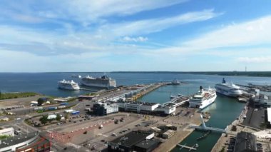 Estonya 'daki büyük liman, Tallinn' de büyük MSC yolcu gemisi de dahil olmak üzere pek çok yolcu gemisi kenetlendi..